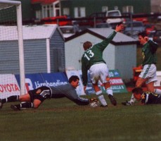 <p>2000 Brei&eth;ablik - &Iacute;A 0 - 1. &nbsp;Atli Kn&uacute;tsson n&aelig;r boltanum &iacute; leik vi&eth; &Iacute;A &aacute;ri&eth; 2000. &nbsp;P&eacute;tur J&oacute;nsson og Sigur&eth;ur Gr&eacute;tarsson eru vi&eth; boltann.</p>