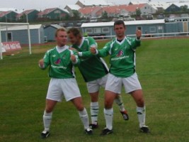 <p>2002 Brei&eth;ablik - &THORN;r&oacute;ttur 2 - 0. &nbsp;&Iacute;var Sigurj&oacute;nsson, &Iacute;var J&oacute;nsson og Hjalti Kristj&aacute;nsson fagna marki &thorn;ess fyrsta gegn &THORN;r&oacute;tti &aacute;ri&eth; 2002.</p>