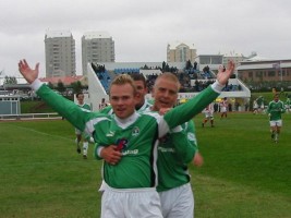 <p>2002 Brei&eth;ablik - &THORN;r&oacute;ttur 2 - 0. &nbsp;&Iacute;var Sigurj&oacute;nsson s&aacute;ttur vi&eth; a&eth; skora gegn &THORN;r&oacute;tti &aacute;ri&eth; 2002. &Aacute;rni Kristinn Gunnarsson og Hjalti Kristj&aacute;nsson fyrir aftan.</p>