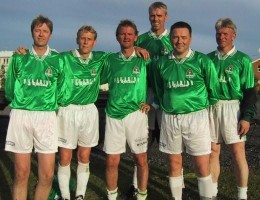<p>&THORN;eir Hei&eth;ar Hei&eth;arsson (sem er n&yacute;komin til landsins eftir langa veru erlendis), Vignir Baldursson, Ingvaldur G&uacute;stafsson (sem var a&eth; leika sinn fyrsta leik me&eth; Y40 li&eth;inu), Sigur&eth;ur (Siggi langi), Alexander &THORN;&oacute;risson og Helgi Ingason voru temmilega spr&aelig;kir eftir 3 - 1 sigur &aacute; Fylki &aacute; &Iacute;slandsm&oacute;ti leikmanna 40 &aacute;ra og eldri.<br />
&nbsp;</p>