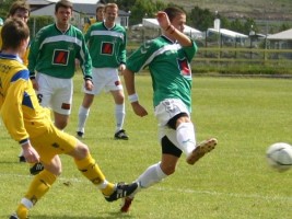 <p>
	2004 Fj&ouml;lnir - Brei&eth;ablik 1 - 2. &nbsp;P&eacute;tur Sigur&eth;sson &iacute; leik vi&eth; Fj&ouml;lni &iacute; Grafarvogi &aacute;ri&eth; 2004. Hjalti Kristj&aacute;nsson og Sverrir Sverrisson fyrir aftan.</p>
