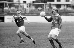 <p>
	H&aacute;kon Sverrisson &iacute; bar&aacute;ttu vi&eth; Ei&eth; Sm&aacute;ra Gu&eth;johnsen &iacute; 17. umfer&eth; &aacute;ri&eth; 1994. Brei&eth;ablik vann leikinn 2-0 og f&oacute;r langt me&eth; a&eth; bjarga s&aelig;ti s&iacute;nu &iacute; deildinni.</p>
