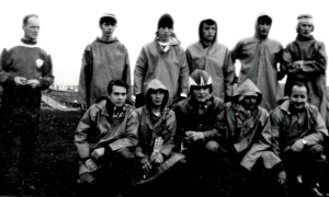 <p>1970 - Li&eth; Brei&eth;abliks gegn b&aelig;jarstj&oacute;rn K&oacute;pavogs 17.j&uacute;ni. &THORN;etta var fastur li&eth;ur &iacute; h&aacute;t&iacute;&eth;arh&ouml;ldum um nokkurrt skei&eth; og &thorn;&oacute;tti g&oacute;&eth; skemmtun.Eins og sj&aacute; m&aacute; l&eacute;ku Blikar &iacute; sj&oacute;st&ouml;kkum (og st&iacute;gv&eacute;lum).<br />
Aftari r&ouml;&eth; f.v;&nbsp;P&aacute;ll Bjarnason forma&eth;ur knatsspurnudeildar, Sigurj&oacute;n Valdimarsson, nafn &iacute; vinnslu, &THORN;&oacute;r Hrei&eth;arsson, Einar &THORN;&oacute;rhallsson, Helgi Helgason<br />
Fremri r&ouml;&eth; f.v.;J&oacute;n Ingi Ragnarsson, Gu&eth;mundur H. J&oacute;nsson, Gissur Gu&eth;mundsson, Da&eth;i J&oacute;nsson, Reynir G, Karlsson sem var spilandi &thorn;j&aacute;lfari &iacute; &thorn;essum leik</p>