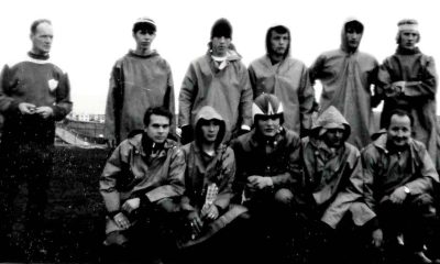 <p>1970 - Li&eth; Brei&eth;abliks gegn b&aelig;jarstj&oacute;rn K&oacute;pavogs 17.j&uacute;ni. &THORN;etta var fastur li&eth;ur &iacute; h&aacute;t&iacute;&eth;arh&ouml;ldum um nokkurrt skei&eth; og &thorn;&oacute;tti g&oacute;&eth; skemmtun.Eins og sj&aacute; m&aacute; l&eacute;ku Blikar &iacute; sj&oacute;st&ouml;kkum (og st&iacute;gv&eacute;lum).<br />
Aftari r&ouml;&eth; f.v;&nbsp;P&aacute;ll Bjarnason forma&eth;ur knatsspurnudeildar, Sigurj&oacute;n Valdimarsson, nafn &iacute; vinnslu, &THORN;&oacute;r Hrei&eth;arsson, Einar &THORN;&oacute;rhallsson, Helgi Helgason<br />
Fremri r&ouml;&eth; f.v.;J&oacute;n Ingi Ragnarsson, Gu&eth;mundur H. J&oacute;nsson, Gissur Gu&eth;mundsson, Da&eth;i J&oacute;nsson, Reynir G, Karlsson sem var spilandi &thorn;j&aacute;lfari &iacute; &thorn;essum leik</p>