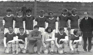 <p>1970 - Stillt upp fyrir leik &aacute; Hvaleyrarholtsvelli fyrir leik gegn Haukum e&eth;a FH &iacute; B-deild.<br />
Aftari r&ouml;&eth;&nbsp;f.v.: Sigurj&oacute;n Valdimarsson, Haraldur Erlendsson, &THORN;&oacute;r Hrei&eth;arsson, Gu&eth;mundur &THORN;&oacute;r&eth;arson, Bjarni Bjarnason, Einar &THORN;&oacute;rhallson, Helgi Helgason, Reynir G. Karlsson &thorn;j&aacute;lfari.<br />
Fremri r&ouml;&eth; f.v.: Gu&eth;mundur H. J&oacute;nsson, Trausti Hallsteinsson, Gissur Gu&eth;mundsson, &Oacute;lafur H&aacute;konarson, R&iacute;khar&eth; &Ouml;rn J&oacute;nsson, G&iacute;sli Sigur&eth;sson.<br />
&THORN;essi &uacute;tf&aelig;rsla &aacute; li&eth;sb&uacute;ningum, einlitur bolur og hv&iacute;tar ermar komst&nbsp;mj&ouml;g &iacute; t&iacute;sku &aacute; &Iacute;slandi eftir heims&oacute;kn Arsenal til &Iacute;slands vori&eth; 1969. Arsenal l&eacute;k &thorn;&aacute; vi&eth; &uacute;rvalsli&eth; KS&Iacute; &aacute; Laugardalsvelli a&eth; vi&eth;st&ouml;ddum 11 &thorn;&uacute;sund &aacute;rfendum. Leiknum lauk&nbsp;me&eth; sigri Arsenal 3-1.</p>