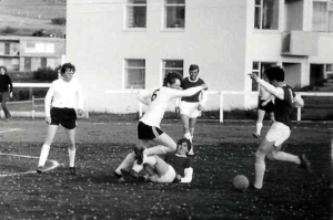 <p>FH 0 - Brei&eth;ablik 2 B-deild 17. j&uacute;l&iacute; 1970. &THORN;&oacute;r Hrei&eth;arsson me&eth; kn&ouml;ttinn, Hei&eth;ar Brei&eth;fj&ouml;r&eth; liggjandi&nbsp;og Gu&eth;mundur &THORN;&oacute;r&eth;arson horfir &aacute; atganginn. Leikma&eth;ur FH lengst til vinstri er Vi&eth;ar Halld&oacute;rsson sem leng&iacute; l&eacute;k me&eth; FH&nbsp;ingum&nbsp;og er okkur Blikum a&eth; g&oacute;&eth;u kunnur. Hann steig s&iacute;n fyrstu spor &iacute; meistaraflokki &thorn;etta sumar 17 &aacute;ra gamall.</p>