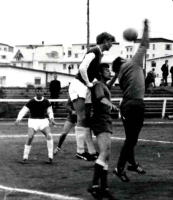 <p>Haukar 0 - Brei&eth;ablik 3 B-deild 28.j&uacute;l&iacute; 1970. Einar &THORN;&oacute;rhallsson (&thorn;a&eth; er ekki 100% a&eth; &thorn;etta s&eacute; Einar),&nbsp;gerir sig l&iacute;klegan a&eth; fara &aacute; bak Haukamannium sem l&uacute;rir fyrir aftan markv&ouml;r&eth;inn. Gu&eth;mundur &THORN;&oacute;r&eth;arson fylgist agndofa me&eth;.</p>