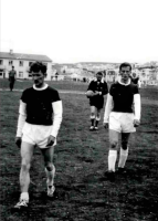<p>Haukar 0 - Brei&eth;ablik 3. B-deild 28.j&uacute;l&iacute; 1970. Haraldur Erlendsson og Trausti Hallsteinsson ganga h&eacute;r heldur br&uacute;na&thorn;ungir til b&uacute;ningsklefa &iacute; h&aacute;lfleik. Sta&eth;an var 0-0 og Haukar h&ouml;f&eth;u &aacute;tt &iacute; fullu tr&eacute; vi&eth; okkar menn. Br&uacute;nin l&eacute;ttist og lyftist&nbsp;&iacute; s&iacute;&eth;ari&nbsp;h&aacute;lfleik &thorn;egar Blikar s&ouml;llu&eth;u inn m&ouml;rkunum.</p>