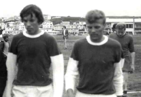 <p>Haukar 0 - Brei&eth;ablik 3 B-deild 28.j&uacute;l&iacute; 1970. R&iacute;khar&eth; &Ouml;rn J&oacute;nsson og Gui&eth;mundur &THORN;&oacute;r&eth;arson ganga h&eacute;r af velli eftir g&oacute;&eth;an sigur. Myndin er frekar &oacute;skyr, eins og sj&aacute; m&aacute;.</p>