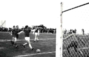 <p>Haukar 0 - Brei&eth;ablik 3 B-deild 28.j&uacute;l&iacute; 1970. &THORN;&oacute;r Hrei&eth;arsson b&uacute;inn a&eth; hrista varnarmenn af s&eacute;r og kominn &iacute; gott&nbsp;f&aelig;ri sem hann hefur&nbsp;mj&ouml;g sennilega kl&aacute;ra&eth;.&nbsp;R&iacute;khar&eth; J&oacute;nsson fylgist me&eth; &aacute;lengdar.</p>