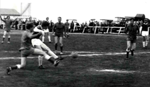 <p>Haukar 0 - Brei&eth;ablik 3 B-deild 28.j&uacute;l&iacute; 1970. R&iacute;khar&eth; &Ouml;rn J&oacute;nsson &thorn;rumar h&eacute;r &aacute; mark&nbsp;heimamanna. Gu&eth;mundur &THORN;&oacute;r&eth;arson fylgist me&eth; og Helgi Helgason fj&aelig;r. Haukama&eth;ur vir&eth;ist fagna &thorn;essum framtaki Rikka en &thorn;a&eth; er &thorn;&oacute; ekki sta&eth;fest a&eth; boltinn hafi enda&eth; &iacute; netinu.</p>