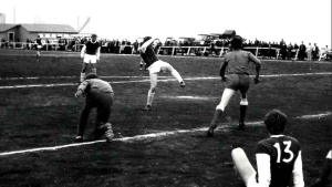 <p>Haukar 0 - Brei&eth;ablik 3 B-deild 28.j&uacute;l&iacute; 1970. R&iacute;khar&eth; J&oacute;nsson me&eth; marktilraun. Markv&ouml;r&eth;urinn &uacute;r leik og&nbsp;fjarri g&oacute;&eth;u gamni og &thorn;etta l&iacute;tur ekki vel &uacute;t fyrir heimamenn. Trausti Hallsteinsson #13 situr hj&aacute; og Gu&eth;mundur &THORN;&oacute;r&eth;arson fylgist me&eth;. Helgi Helgason fj&aelig;r.</p>