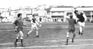 <p>Haukar 0 - Brei&eth;ablik 3 B-deild 28.j&uacute;l&iacute; 1970. &THORN;&oacute;r Hrei&eth;arsson dregur ekki af s&eacute;r &iacute;&nbsp;bar&aacute;ttunni. A&eth;rir &aacute; mynd eru R&iacute;khar&eth; J&oacute;nsson og Helgi Helgason fj&aelig;r..</p>