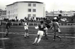 <p>Haukar 0 - Brei&eth;ablik 3 B-deild 28.j&uacute;l&iacute; 1970. &THORN;&oacute;r Hrei&eth;arsson stekkur h&eacute;r manna h&aelig;st &iacute; v&iacute;tateig heimamanna. G&iacute;sli Sigur&eth;sson #11 og Gu&eth;mundur &THORN;&oacute;r&eth;arson b&iacute;&eth;a spenntir &thorn;ess sem ver&eth;a vill .</p>