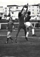 <p>Haukar 0 - Brei&eth;ablik 3 B-deild 28.j&uacute;l&iacute; 1970. Gu&eth;mundur &THORN;&oacute;r&eth;arson s&aelig;kir h&eacute;r loftlei&eth;is&nbsp;a&eth; markver&eth;i Hauka&nbsp;</p>