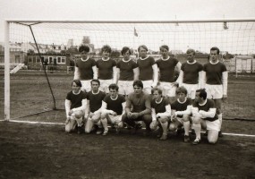 <p>
	Li&eth; Brei&eth;abliks sem vann &THORN;r&oacute;tt 3-2 &iacute; 2. deild &aacute;ri&eth; 1970.&nbsp;Efri r&ouml;&eth; fr&aacute; vinstri: &THORN;&oacute;r Hrei&eth;arsson, Magn&uacute;s Stein&thorn;&oacute;rsson, R&iacute;khar&eth; &Ouml;rn J&oacute;nsson, Helgi Helgason, Einar &THORN;&oacute;rhallsson, Gu&eth;mundur &THORN;&oacute;r&eth;arson, Haraldur Erlendsson.&nbsp;Fremri r&ouml;&eth; fr&aacute; vinstri: Hei&eth;ar Brei&eth;fj&ouml;r&eth;, Gu&eth;mundur H. J&oacute;nsson, Trausti Hallsteinsson, Gissur Gu&eth;mundsson, G&iacute;sli Sigur&eth;sson og Da&eth;i J&oacute;nsson. Mynd: MBH<br />
	&nbsp;</p>
