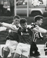 <p>
	Gr&eacute;tar Steind&oacute;rsson og Rastislav Lazorik &iacute; bar&aacute;ttunni &iacute; leik vi&eth; KR &iacute; 8-li&eth;a &uacute;rslitum bikarkeppni KS&Iacute; &aacute; K&oacute;pavogsvelli &aacute;ri&eth; 1994. KR vann leikinn 2-1.</p>
