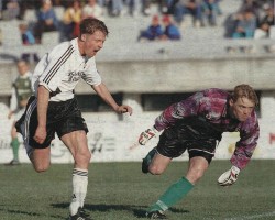 <p>
	Gu&eth;mundur Hrei&eth;arsson &iacute; leik vi&eth; FH &iacute; Kaplakrika &aacute;ri&eth; 1994.</p>
