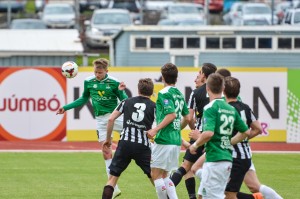 <p>
	2014 Brei&eth;ablik - KR 0 - 2. &nbsp;Elfar &Aacute;rni A&eth;alsteinsson skallar &iacute; tr&eacute;verki&eth; hj&aacute; KR &iacute; sennilega besta f&aelig;ri Blika. &nbsp;Mynd: HVH</p>
