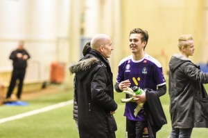 <p>
	2015 Brei&eth;ablik - FH 2 - 1. &nbsp;Aron Sn&aelig;r Fri&eth;riksson &aacute;n&aelig;g&eth;ur a&eth; leik loknum sem var s&aacute; fyrsti sem hann l&eacute;k me&eth; meistaraflokki, en hann var&eth;i marki&eth; &iacute; seinni h&aacute;lfleik. &nbsp;Mynd: HVH</p>
