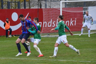 <p>
	2015 Leiknir - Brei&eth;ablik 0 - 2. &nbsp;Elfar Freyr Helgason pressar Kolbein K&aacute;rason hart en Oliver Sigurj&oacute;nsson er ekki langt undan. &nbsp;Mynd: HVH</p>
