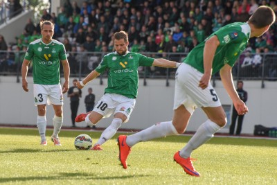 <p>
	2015 Brei&eth;ablik - Keflav&iacute;k 4 - 0. &nbsp;Gu&eth;j&oacute;n P&eacute;tur L&yacute;&eth;sson tekur aukaspyrnu, en hann lag&eth;i upp tv&ouml; af m&ouml;rkum Blika. &nbsp;Mynd: HVH</p>
