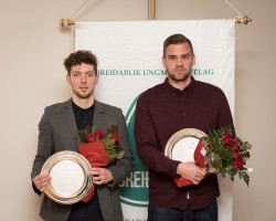 <p>
	&Aacute; &aacute;rlegu j&oacute;la- og n&yacute;&aacute;rsbo&eth;i meistaraflokka Brei&eth;abliks fengu nokkrir leikmenn afhentar vi&eth;urkenningar.&nbsp;Arn&oacute;r Sveinn A&eth;alsteinsson og K&aacute;ri &Aacute;rs&aelig;lsson voru hei&eth;ra&eth;ir s&eacute;rstaklega fyrir framlag sitt til f&eacute;lagsins. Mynd HVH.</p>
