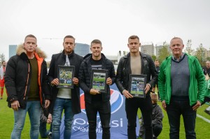 <p>HM Blikarnir Alfre&eth; Finnbogason, J&oacute;hann Berg Gu&eth;mundsson og Sverrir Ingi Ingason a&eth; tak vi&eth; vi&eth;urkenningu fyrir framlag sitt til Brei&eth;abliks og &iacute;slenska landsli&eth;sins. Me&eth; &thorn;eim &aacute; myndinni eru &thorn;eir Helgi A&eth;asteinsson varaforma&eth;ur knattspyrnudeildar og J&oacute;hann &THORN;&oacute;r J&oacute;nsson me&eth;stj&oacute;rnandi. Mynd: HVH</p>