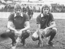 <p>Br&aelig;&eth;urnir Einar og Hinrik &THORN;&oacute;rhallsynir l&eacute;ku saman me&eth; A-landsli&eth;inu &aacute;ri&eth; 1976. Varnarjaxlinn Einar er vinstri megin &aacute; myndinni en &uacute;therjinn snaggaralegi Hinrik er h&aelig;gra megin<br />
&nbsp;</p>