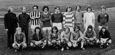 <p>Meistaraflokkur karla &aacute;ri&eth; 1975.</p>

<p>&THORN;essir kappar unnu B-deildina &thorn;a&eth; &aacute;ri&eth;. K&oacute;pavogsv&ouml;llur var v&iacute;g&eth;ur &thorn;etta sama &aacute;r.</p>

<p>Efri r&ouml;&eth; f.v: Gu&eth;ni Stef&aacute;nsson form. Knattspyrnudeildar, &THORN;orsteinn Fri&eth;&thorn;j&oacute;fsson &thorn;j&aacute;lfari, &thorn;&aacute; n&yacute;r&aacute;&eth;inn (var fr&aacute; 1975-1977), Helgi Snorrason, &THORN;r&aacute;inn &THORN;orbj&ouml;rnsson, &Aacute;sgeir Fri&eth;&thorn;j&oacute;fsson, Gunnlaugur Helgason, Einar &THORN;&oacute;rhallsson, &Oacute;lafur Fri&eth;riksson, H&ouml;r&eth;ur Har&eth;arson.</p>

<p>Ne&eth;ri r&ouml;&eth; f. v.: P&aacute;ll Snorrason, &Oacute;lafur H&aacute;konarson, Hei&eth;ar Brei&eth;fj&ouml;r&eth;, G&iacute;sli Sigur&eth;sson, Hinrik &THORN;&oacute;rhallsson, Kristj&aacute;n &THORN;orvaldz, Korm&aacute;kur Bragason.</p>