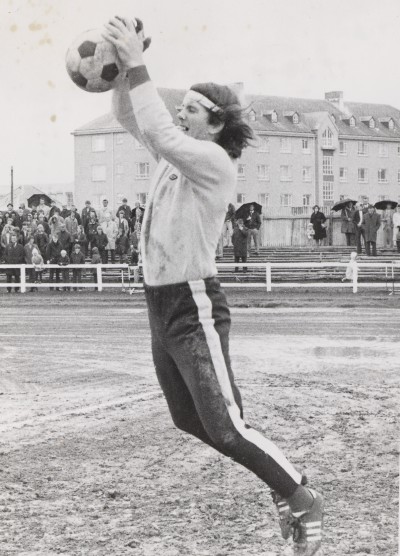 <p>1971 Brei&eth;ablik - &Iacute;BA 1 - 0. &nbsp;Blikar unnu &aacute; Melavellinum og trygg&eth;u &aacute;framhaldandi s&aelig;ti &iacute; efstu deild. &nbsp;&Oacute;lafur H&aacute;konarson gr&iacute;pur kn&ouml;ttinn.</p>