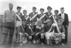 <p><strong>3 fl. Brei&eth;abliks 1958.</strong></p>

<p>Aftari r&ouml;&eth; f.v.: Hermann Hermannsson &thorn;j&aacute;lfari, Geir Magn&uacute;sson, Gu&eth;mundur H. J&oacute;nsson, J&oacute;n Ingi Ragnarsson, Reynir J&oacute;nsson, Gudmund Thorsbro, Da&eth;i J&oacute;nsson, Bj&ouml;rgvin Gu&eth;mundsson forma&eth;ur knattspyrnudeildar.</p>

<p>Fremri r&ouml;&eth; f.v.: Halld&oacute;r Skaftason, Jakob, J&oacute;hann H. J&oacute;nsson, Gu&eth;mundur &THORN;&oacute;r&eth;arson, Helgi Watnes.</p>