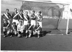 <p>&THORN;essi mynd er tekin &iacute; Vestmannaeyjum 1958. H&uacute;n er me&eth; fyrstu myndum sem teknar eru af knattspyrnuli&eth;i Brei&eth;abliks.</p>

<p>Efri r&ouml;&eth; fr&aacute; vinstri: Gylfi Gunnarsson, &Aacute;rmann J. L&aacute;russon, Gr&eacute;tar Kristj&aacute;nsson, Sigmundur Eir&iacute;ksson, &THORN;orsteinn Steingr&iacute;msson og &Aacute;rni Kristmundsson.</p>

<p>Fremri r&ouml;&eth; fr&aacute; vinstri: Magn&uacute;s &Ouml;rn Tryggvason, Bj&ouml;rgvin Gu&eth;mundsson, Gunnlaugur Sigurgeirsson, Hilmar Bj&ouml;rnsson, Sverrir Gu&eth;mundsson.</p>

<p>B&uacute;ningarnir voru gr&aelig;nir me&eth; hv&iacute;tri r&ouml;nd. Rendurnar v&iacute;su&eth;u &iacute; st&ouml;&eth;u &thorn;eirra &aacute; vellinum, h&aelig;gra og vinstra megin og myndu&eth;u V. S&aacute; sem var me&eth; r&ouml;ndina fr&aacute; vinstri &ouml;xl og ni&eth;ur til h&aelig;gri spila&eth;i vinstra megin &aacute; vellinum.</p>