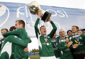 <p>
	&Iacute;slandsmeistarar 2010. &nbsp;Alfre&eth; Finnbogason hefur bikarinn &aacute; loft. Gu&eth;mundur P&eacute;tursson og Krsitinn J&oacute;nsson fylgjast fagnandi me&eth; &aacute; me&eth;an K&aacute;ri &Aacute;rs&aelig;lsson fa&eth;mar li&eth;sf&eacute;laga.<br />
	&nbsp;</p>
