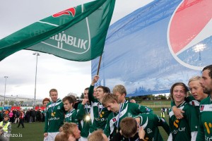 <p>
	2010 &Iacute;slandsmeistarar. &nbsp;Forr&aacute;&eth;amennnn KS&Iacute; a&eth; afhenda ver&eth;launapeningana. J&ouml;kull Ingason El&iacute;sarbetarson &thorn;akkar fyrrir sig.<br />
	&nbsp;</p>
