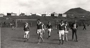 <p>
	Vestmannaeyjar &iacute; kringum 1961-1962. Fr&aacute; vinstri &aacute; myndinni eru: J&oacute;hannes Haraldsson, J&uacute;l&iacute;us J&uacute;l&iacute;usson, S&iacute;mon Gunnarsson, Gu&eth;mundur Torfason Magn&uacute;sson, J&oacute;n Ingi Ragnarsson, Sigur&eth;ur Fri&eth;riksson (&iacute; venjulegum f&ouml;tum).</p>
