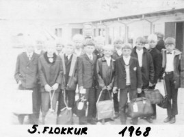 <p>
	&THORN;essi mynd af 5. flokki er tekin &aacute; Reykjav&iacute;kurflugvelli &aacute;ri&eth; 1968. F&ouml;rinni var heiti&eth; anna&eth;hvort til Vestmannaeyja e&eth;a &Iacute;safjar&eth;ar. Fremri r&ouml;&eth; f.v: Valdimar &Oacute;li &THORN;orsteinsson, Vignir Baldursson (sennilega), &AElig;var Erlendsson, Hj&ouml;rleifur Jakobsson, J&oacute;n &Oacute;ttarr Karlsson, Hilmar Sigurg&iacute;slason Aftari r&ouml;&eth; f.v: Finnur ??? (br&oacute;&eth;ir Ing&oacute;lfs hj&aacute; BYKO), Eric Mogensen, Gu&eth;mundur R.J&oacute;nsson, Sturla Frostason, ??, &Aacute;rni Alexandersson,, G&uacute;staf Bergmann (G&uacute;sti bakari) Valdimar Fri&eth;rik Valdimarsson mynd: Valdimar Valdimarsson e&eth;a Sigurj&oacute;n Valdimarsson.</p>
