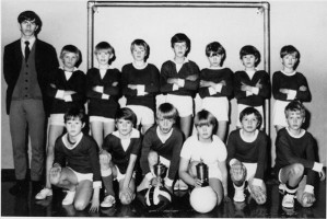 <p>
	Myndin er tekin vi&eth; nyr&eth;ra marki&eth; &iacute; leikfimissal K&oacute;pavogssk&oacute;la &aacute;ri&eth; 1968 og sennilega hefur Sverrir Kristinsson sem var kennari &iacute; K&aacute;rsnessk&oacute;la teki&eth; myndina. Sverrir var &thorn;&aacute; n.k. hir&eth;lj&oacute;smyndari f&eacute;lagsins og t&oacute;k flestar myndir fyrir Brei&eth;ablik. Fremri r&ouml;&eth; f.v.: Einar Stef&aacute;n Bj&ouml;rnsson, &AElig;var Erlendsson, Eric Mogensen (fyrirli&eth;i), Finnur, Hilmar Sigurg&iacute;slason, Gu&eth;mundur R. J&oacute;nsson. Aftri r&ouml;&eth; f.v.: Sigurj&oacute;n Valdimarsson &thorn;j&aacute;lfari, Valdimar &Oacute;li &THORN;orsteinsson, Magn&uacute;s Magn&uacute;sson, &THORN;orl&aacute;kur J&oacute;nsson (seinna heimsmeistari &iacute; Bridge -Berm&uacute;dask&aacute;lin fr&aelig;ga), Gunnar &Aacute;rnason (l&aacute;tinn), Valdimar Fr. Valdimarsson, Hj&ouml;rleifur Jakobsson, Bergsveinn &THORN;&oacute;rarinsson. Mynd: Sverrir Kristinsson<br />
	&nbsp;</p>
