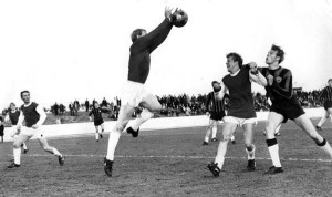 <p>
	Logi Kristj&aacute;nsson gr&iacute;pur boltann &iacute; leik vi&eth; V&iacute;king &aacute; Laugardalsvelli &aacute;ri&eth; 1969. A&eth;rir &aacute; mynd fr&aacute; vinstri: Gu&eth;mundur H. J&oacute;nsson og Bjarni Bjarnason.</p>
