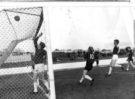 <p>
	Brei&eth;ablik - V&iacute;kingur &aacute;ri&eth; 1969. Logi Kristj&aacute;nsson horfir &aacute; eftir boltanum fara yfir. Stein&thorn;&oacute;r Stein&thorn;&oacute;rsson fylgist me&eth; &uacute;r teignum.</p>
