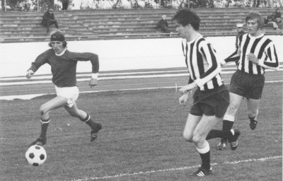 <p>1971 KR - Brei&eth;ablik 0 - 0. &nbsp;Hinrik &THORN;&oacute;rhallsson &iacute; leik vi&eth; KR &aacute; Laugardalsvellinum &aacute;ri&eth; 1971. Ellert B. Schram s&aelig;kir a&eth; &uacute;therjanum snjalla.<br />
&nbsp;</p>