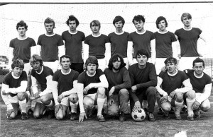 <p>
	Meistaraflokkur Brei&eth;abliks &aacute;ri&eth; 1970. Sigurvegarar &iacute; 2. deild.&nbsp;Aftari r&ouml;&eth; fr&aacute; vinstri: Trausti Hallsteinsson, Gu&eth;mundur &THORN;&oacute;r&eth;arson, Helgi Snorrason, Gunnar&nbsp; &THORN;&oacute;rarinsson, Sigurj&oacute;n Valdimarsson, &THORN;&oacute;r Hrei&eth;arsson, R&iacute;khar&eth; &Ouml;rn J&oacute;nsson, Einar &THORN;&oacute;rhallsson.&nbsp;Fremri r&ouml;&eth; fr&aacute; vinstri: G&iacute;sli Sigur&eth;sson, Helgi Helgason, Gu&eth;mundur H. J&oacute;nsson, Magn&uacute;s Stein&thorn;&oacute;rsson, &Oacute;lafur H&aacute;konarson, Gissur Gu&eth;mundsson, Bjarni Bjarnason, Da&eth;i E. J&oacute;nsson.</p>
