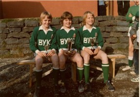 <p>&THORN;r&iacute;r sm&aacute;ir en kn&aacute;ir &uacute;r fj&oacute;r&eth;a flokki 1974. &THORN;orsteinn Hilmarsson fyrir mi&eth;ju me&eth; tv&iacute;burana Sigur&eth; og Gu&eth;mund Halld&oacute;rssyni til beggja handa.</p>