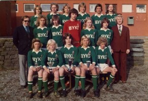 <p>&Iacute;slandsmeistarar 3. fl. 1974.</p>

<p>Efsta r&ouml;&eth; f.v.: H&aacute;kon Gunnarsson, Einar Gu&eth;laugsson, R&uacute;nar Gu&eth;mundsson, T&oacute;mas &THORN;&oacute;r T&oacute;masson, Sigurj&oacute;n Rannversson, Kjartan &Aacute;rnason.</p>

<p>Mi&eth;r&ouml;&eth; f.v.: &Aacute;sgeir &THORN;orvaldsson &thorn;j&aacute;lfari, J&oacute;n Orri Gu&eth;mundsson, Ingvar Teitsson, Kristj&aacute;n Gunnarsson, Andr&eacute;s Kristj&aacute;nsson, P&aacute;lmar Brei&eth;fj&ouml;r&eth;, Gu&eth;ni Stef&aacute;nsson forma&eth;ur.</p>

<p>Fremsta r&ouml;&eth; f.v.: P&aacute;ll Kristinsson, &Oacute;lafur Bj&ouml;rnsson, Valdimar Valdimarsson fyrirli&eth;i, Theod&oacute;r Gu&eth;finnsson, Vilmar P&eacute;tursson.</p>