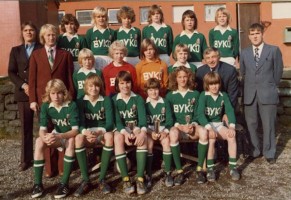 <p>&Iacute;slandsmeistarar 4. fl. 1974. Efsta r&ouml;&eth; f.v.: Gissur Gu&eth;mundsson &thorn;j&aacute;lfari, Halld&oacute;r Eir&iacute;ksson, J&oacute;hann Gr&eacute;tarsson, J&oacute;hann J&oacute;hannsson, &Oacute;lafur B&ouml;rkur &THORN;orvaldsson, Halld&oacute;r Sigurbj&ouml;rnsson, Gu&eth;mundur Halld&oacute;rsson.<br />
Mi&eth;r&ouml;&eth; f.v.: Gu&eth;ni Stef&aacute;nsson forma&eth;ur, Gu&eth;mundur &THORN;orkelsson, &Aacute;rni Dan Einarsson, Gu&eth;mundur Agnar Kristinsson, Sigur&eth;ur V. Halld&oacute;rsson, J&oacute;hann Baldurs, Valdimar Kr. Valdimarsson. Ne&eth;sta r&ouml;&eth; f.v.: Benedikt &THORN;&oacute;r Gu&eth;mundsson, P&aacute;ll &AElig;var P&aacute;lsson, Birgir Teitsson, &THORN;orsteinn Hilmarsson fyrirli&eth;i, Sveinn Ott&oacute;son, &THORN;&oacute;rir G&iacute;slason. &Aacute; myndina vantar Bjarna Sigur&eth;sson.<br />
&nbsp;</p>