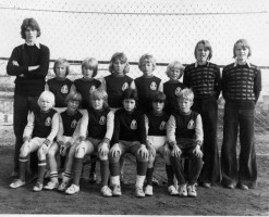 <p>6. flokkur A &aacute;ri&eth; 1975.</p>

<p><br />
Aftari r&ouml;&eth; fr&aacute; vinstri: Valdimar Fr. Valdimarsson &thorn;j&aacute;lfari, Hr&oacute;ar Hallgr&iacute;msson, Sigur&eth;ur V&iacute;&eth;isson, Gunnar Gylfason, Magn&uacute;s Magn&uacute;sson, Sk&uacute;li &THORN;&oacute;risson, Sigur&eth;ur og Gu&eth;mundur Halld&oacute;rssynir &thorn;j&aacute;lfarar.</p>

<p><br />
Fremri r&ouml;&eth; fr&aacute; vinstri: Bj&ouml;rn Hilmarsson, Helgi Hj&aacute;lmarsson, Hallgr&iacute;mur Sigurj&oacute;nsson fyrirli&eth;i, John Hansen, Steind&oacute;r El&iacute;son, &THORN;orsteinn &THORN;orsteinsson.<br />
&nbsp;</p>