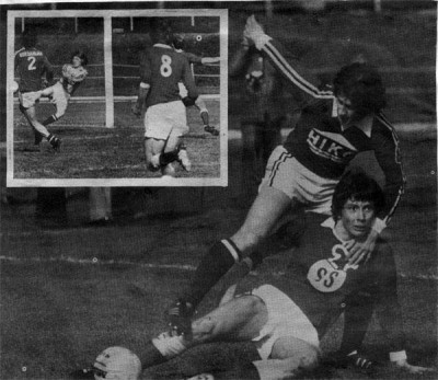 <p>1976 Brei&eth;ablik - Valur 2 - 4. &nbsp;Haraldur Erlendsson berst vi&eth; Atla E&eth;valdsson, Valsara. &nbsp;Mynd: Fri&eth;&thorn;j&oacute;fur Helgason.</p>