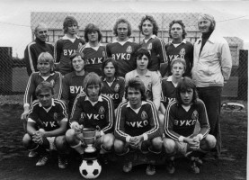 <p>Bikarmeistarar &aacute;ri&eth; 1976. 2. flokkur karla</p>

<p>Efsta r&ouml;&eth; fr&aacute; vinstri: Halld&oacute;r Halld&oacute;rsson, &thorn;j&aacute;lfari, Bergsveinn &THORN;&oacute;rarinsson, Herbert Eir&iacute;ksson, J&oacute;n Orri Gu&eth;mundsson, Hilmar Sigurg&iacute;slason, Gu&eth;bj&ouml;rn Einar Gu&eth;laugsson og Gu&eth;ni Stef&aacute;nsson, forma&eth;ur knattspyrnudeildar.</p>

<p>Mi&eth;r&ouml;&eth; fr&aacute; vinstri: The&oacute;d&oacute;r Gu&eth;finnsson, Kristj&aacute;n Andr&eacute;sson, Gissur &Aacute;g&uacute;stsson, Kristj&aacute;n &THORN;&oacute;r Gunnarsson og P&aacute;ll Snorrason.</p>

<p>Fremsta r&ouml;&eth; fr&aacute; vinstri: &THORN;&oacute;r&oacute;lfur &Aacute;rnason, Ingvar Teitsson, fyrirli&eth;i, Sigurj&oacute;n Rannversson og Karl Rafnsson<br />
&nbsp;</p>