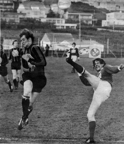 <p>1976 Brei&eth;ablik - V&iacute;kingur R 3 - 1. &nbsp;Bjarni Bjarnason &iacute; bar&aacute;ttu vi&eth; V&iacute;kinginn Stef&aacute;n Halld&oacute;rsson.</p>