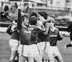 <p>1979 Brei&eth;ablik - Selfoss 1 - 1. &nbsp;Blikar fagna marki &aacute;ri&eth; 1979. &nbsp;&Aacute; myndinni sj&aacute;st m.a. fr&aacute; h&aelig;gri H&aacute;kon Gunnarsson, Valdimar Valdimarsson og Ing&oacute;lfur Ing&oacute;lfsson.<br />
&nbsp;</p>